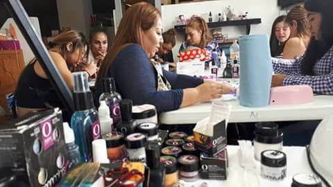Mujeres proporcionando servicio de manicura